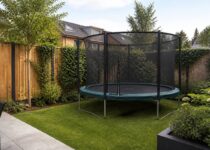 Middelgrote trampoline met veiligheidsnet in een ruime achtertuin