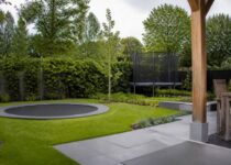 Inground en opbouw trampoline in een achtertuin ter vergelijking