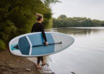 Opblaasbaar supboard klaar om het water op te gaan bij rustig meerwater