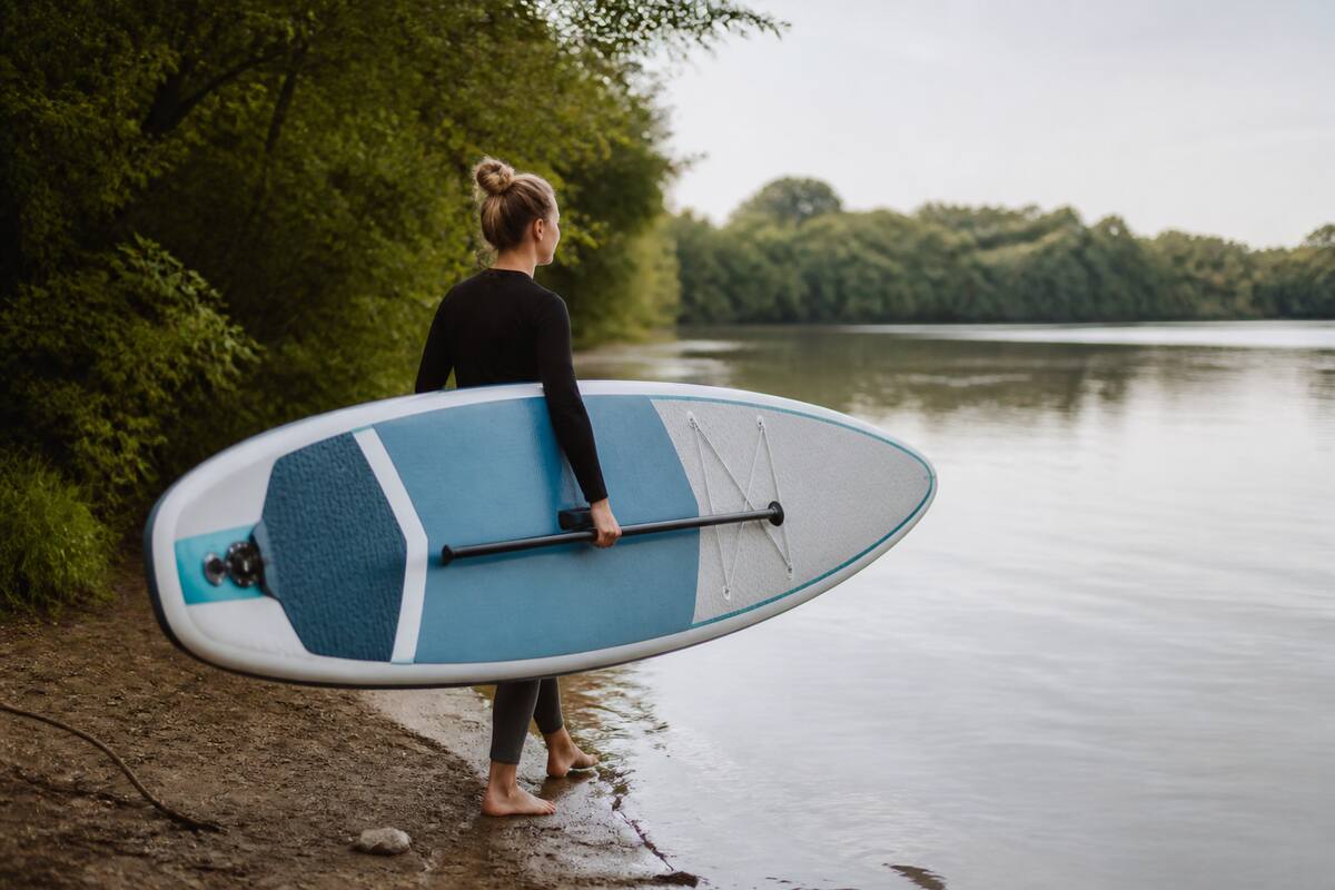 Opblaasbaar supboard klaar om het water op te gaan bij rustig meerwater